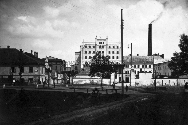 zameckyokruh (32).jpg - Rafinerie cukru, která byla vidět na předchozí fotografii. Vlevo ulice Komárovská. Foceno od budovy Zimního stadionu, která na fotografii ještě neexistuje. Foto z konce 19.století